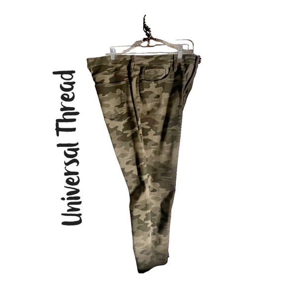 Universal Thread Ankle Length Cropped Cargo Pants. Gently Worn. Size 16/33R. - Picture 4 of 13